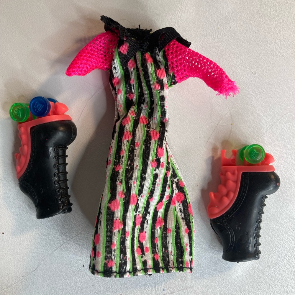 Monster High - Surf to Turf & Skulltimate Roller Maze - Skates Dress Read - Picture 2 of 3